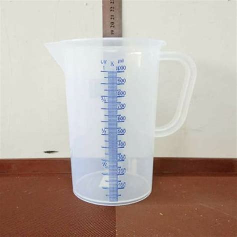 Basahi gelas plastik 1000 ml dengan air dingin