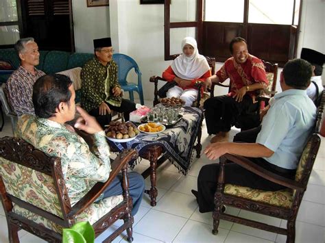 Cara Bertamu yang Baik dan Benar di Indonesia