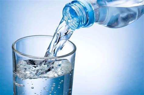 gambar air minum di gelas