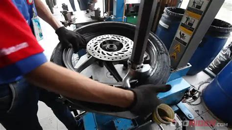 Ganti Ban Motor