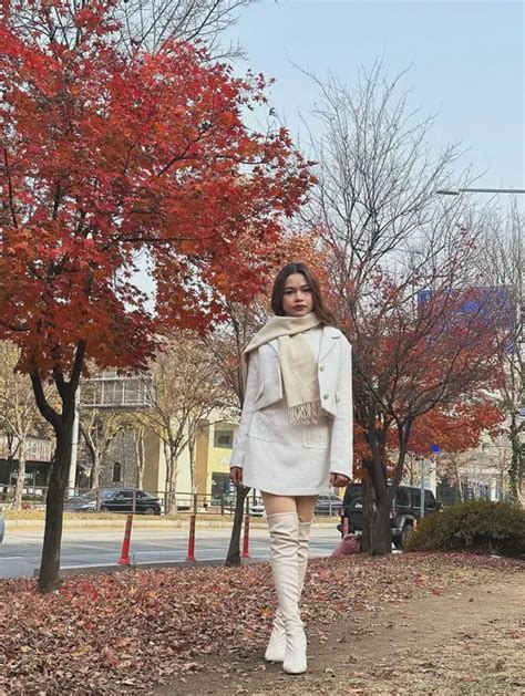 Gaya Fashion Korea Berlayer dengan Scarf di Wisata Jogja