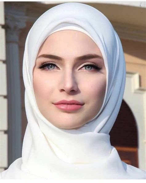 Hijab Warna Cerah Agar Wajah Terlihat Tirus