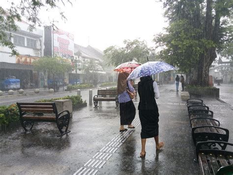 Hujan ringan di Indonesia