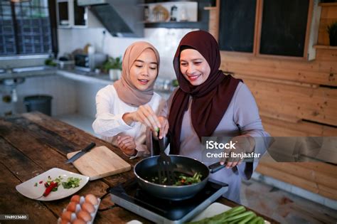 Ibu Memasak