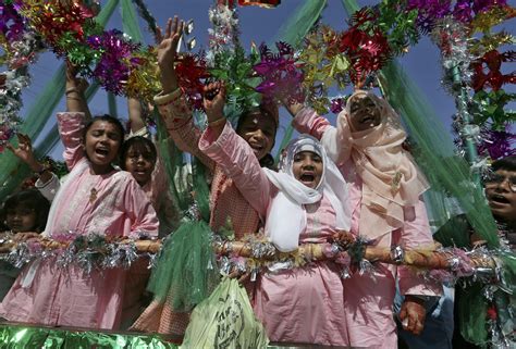 Pemuda indonesia merayakan Mawlid di sebuah masjid