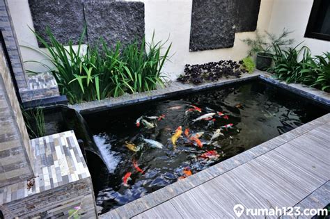 kegunaan kolam ikan depan rumah minimalis