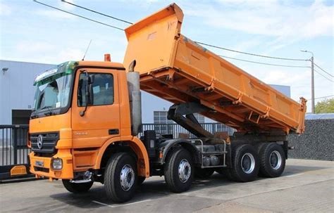 dump truck untuk pengangkutan material
