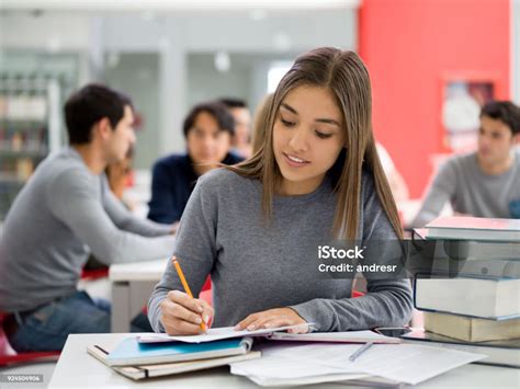 Mahasiswa membuat catatan