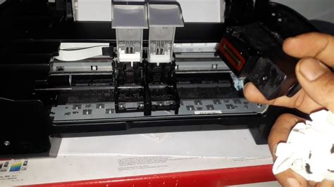 Melepas cartridge printer