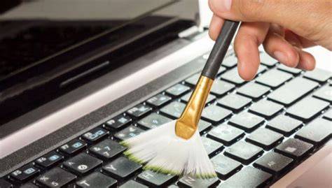 Membersihkan Keyboard