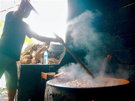 Mengaduk Masakan di Kadai