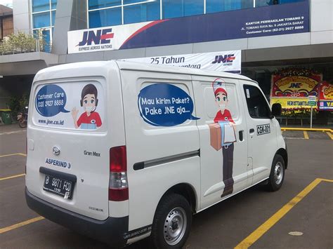 Mobil JNE Trucking in Indonesia