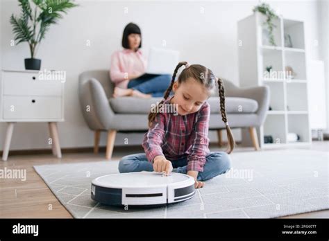 Ibu Rumah Tangga dengan Robot Vacuum