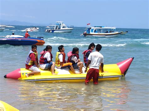 Olahraga air di pantai Jakarta