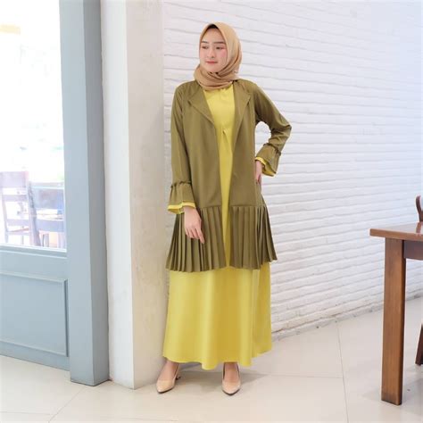 Model Wanita Menggunakan Pakaian dengan Kombinasi Warna Olive dan Lime