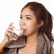 Orang Jepang mempercayai bahwa minum air hangat dapat membuat kulit lebih cantik.
