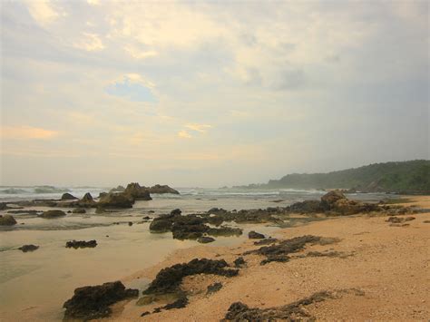 Pantai Karang Songsong Indonesia