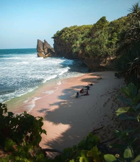 Pantai Ngalian Indonesia