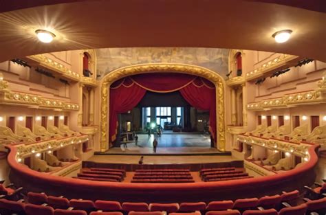 Perbedaan Panggung Arena dan Panggung Proscenium