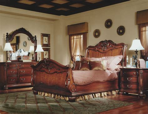 Queen Anne-inspired bedroom decor