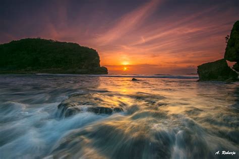 Pemandangan sunset di Pantai Malang