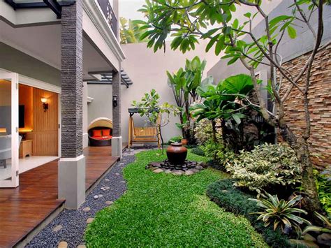 taman dalam rumah minimalis 2 lantai tropis
