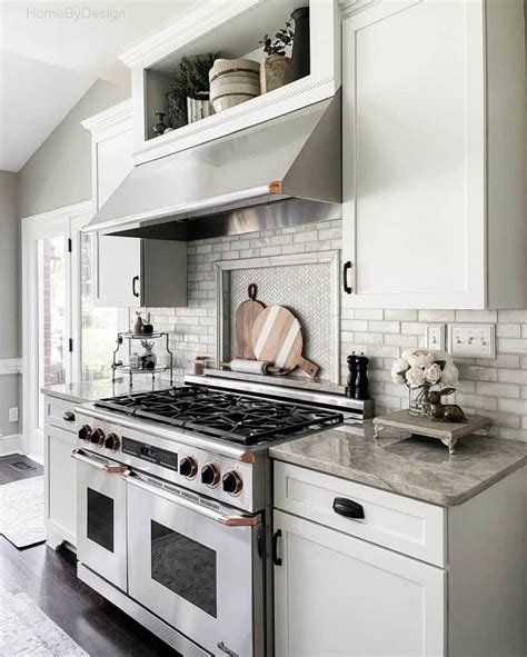 accent backsplash behind stove
