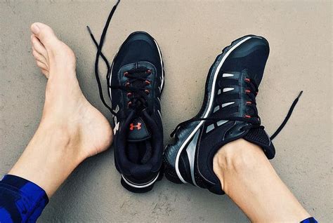 cara mengatasi bau kaki setelah pakai sepatu