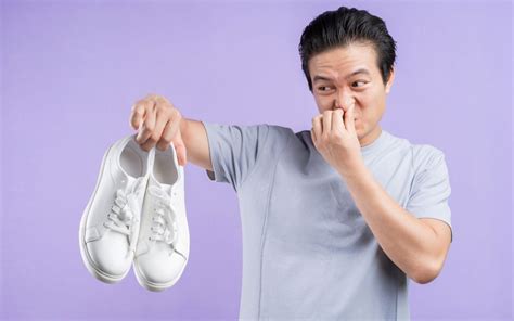 cara mengatasi bau sepatu