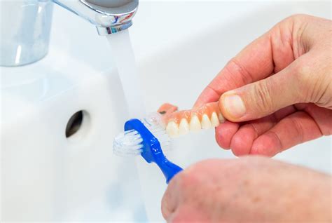 membersihkan gigi palsu