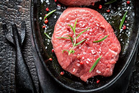 Dorer la viande pour le sauté de veau