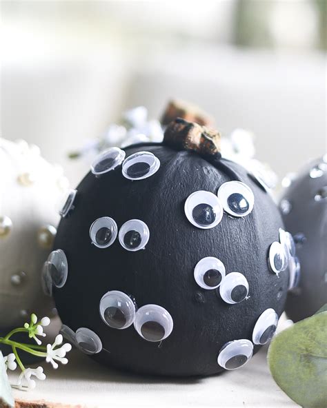 googly eye pumpkin