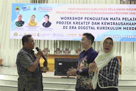 guru mengikuti workshop