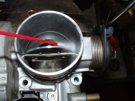 how to clean throttle body image