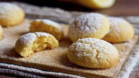 Découper les biscuits secs légers