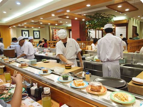 makan di restoran jepang