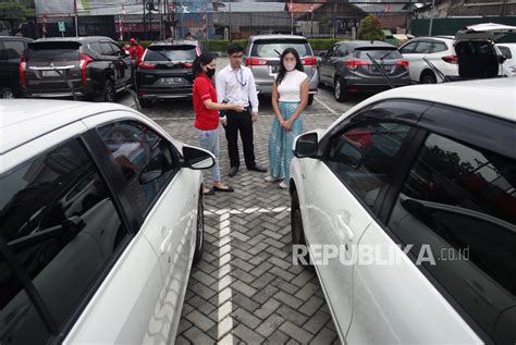 Melihat kondisi mobil bekas