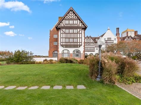 montauk manor homes for sale