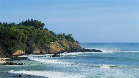 Surfing di Pantai Selatan Jawa Tengah