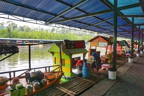 permainan air di pasar terapung Bandung