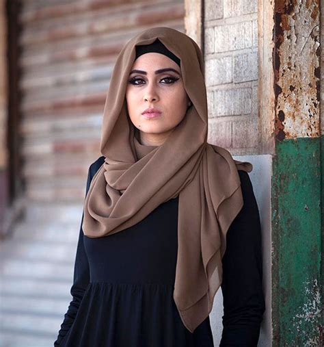 Pashmina Hijab dengan Leher dan Dada Terbuka