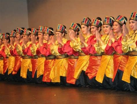Penjahit Kostum Saman