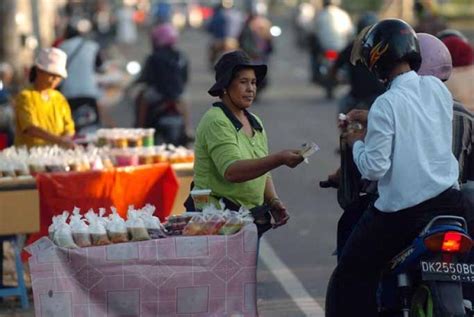Penjual Paralon di Pinggir Jalan