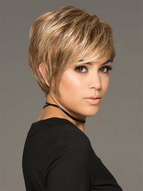pixie cut blonde hair with lowlights