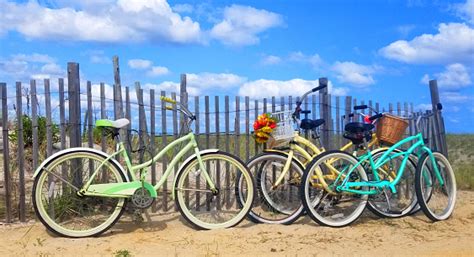 Bersepeda di Pantai Rancabuaya Garut