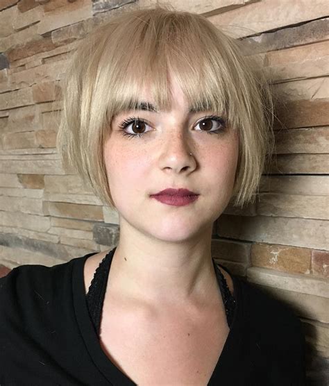 short blond hairstyles with bangs