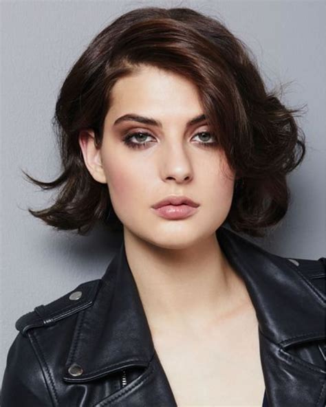short haircuts for round face female