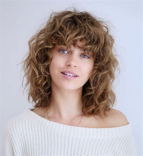 short wavy hair with bangs round face