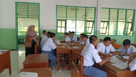 Siswa Berdiskusi
