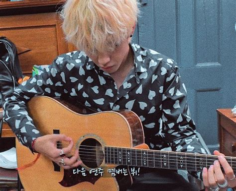 Taehyung Belajar Gitar di Kelas